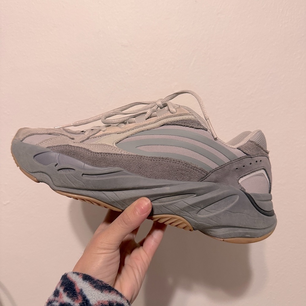YEEZY BOOST 700 V2, Size 10, Tephra